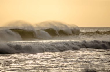 Akşamları deniz dalgalarının manzarası.