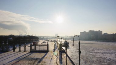 Gorky Park 'ın kışın Moskva nehri kenarındaki yüksek açılı görüntüsü.