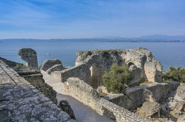 Arkasında gökyüzü olan harabe bir binanın güzel manzarası.