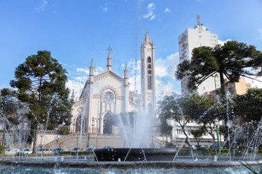 Caxias do Sul, Rio Grande do Sul, Brezilya - 5 Nisan 2022: Dante Alighieri Meydanı, Caxias do Sul şehrindeki Katedral Kilisesi 'nin karşısında