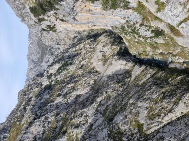 Dağlardaki bir yürüyüş yolunun dikey görüntüsü Ruta del Cares, Picos de Europa, İspanya
