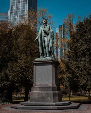 Frankfurt am Main, Almanya 'daki parkta Schiller' in dikey görüntüsü.