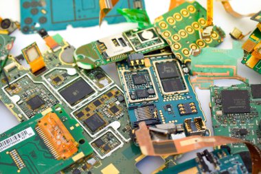 Geri dönüşüm için altın metal içeren cep telefonu elektronik baskılı devre kartlarının yakın çekimi