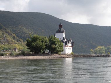 Pfalzgrafenstein Kalesi 'nin göle yerleştirilmiş güzel bir fotoğrafı..