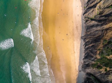 Portekiz 'in Algarve kentindeki Arrifana plajına kuş bakışı bir bakış açısı.