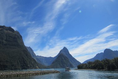 Dağları ve gölü olan güzel bir manzara. Fiordland Ulusal Parkı, Yeni Zelanda.
