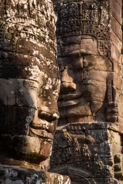 Kamboçya 'daki Angkor Wat Tapınağı' nın heykel detaylarının dikey çekimi.