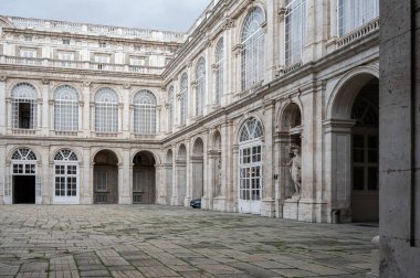 İspanya, Madrid Kraliyet Sarayı 'nın iç avlusu.