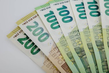 Yakın plan 200 ve 100 Euro 'luk banknotlar.