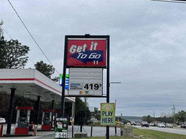 Augusta, Ga USA - 03 08 22: benzinci benzinliği al.
