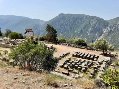 Delphi 'deki ünlü Athena Pronaia tapınağının hava manzarası.