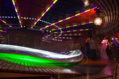 St Giles Fair, Oxford 'dan yakın plan ışık izleri ve görüntüler.