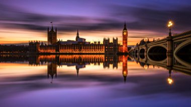 Büyük Ben geceleri Thames 'i yansıtır.