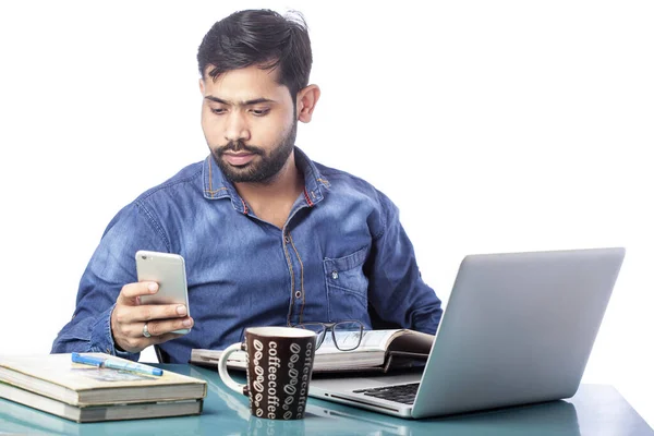 Abgelenkter Mann Schaut Beim Arbeiten Laptop Auf Handy Bildschirm — Stockfoto