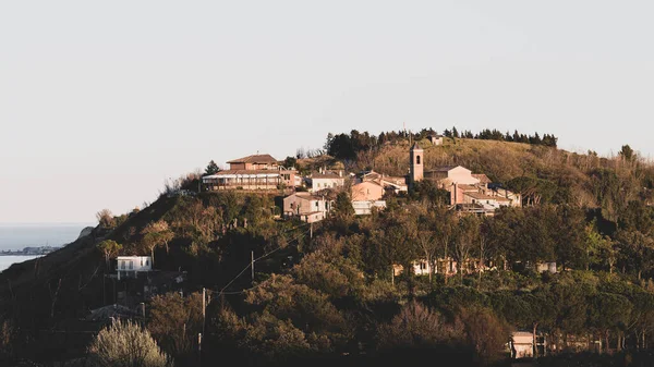 Zdjęcie Panoramiczne Pięknej Średniowiecznej Wioski Casteldimezzo Parku San Bartolo — Zdjęcie stockowe