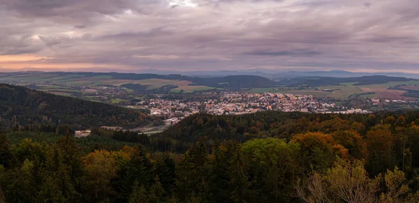 Ein Panoramablick Auf Eine Von Grünen Bergen Umgebene Stadt Bei — Stockfoto