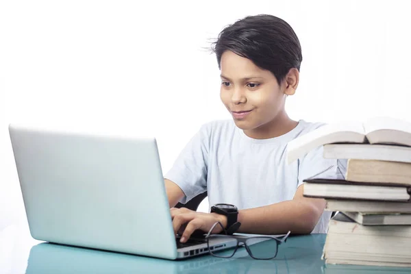 Student Typen Laptop Met Een Aantal Boeken Het Bureau Witte — Stockfoto