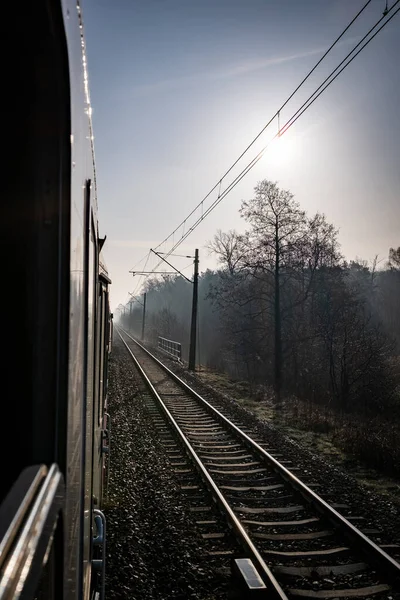 Вертикальный Снимок Железнодорожных Путей Виден Окна Поезда — стоковое фото