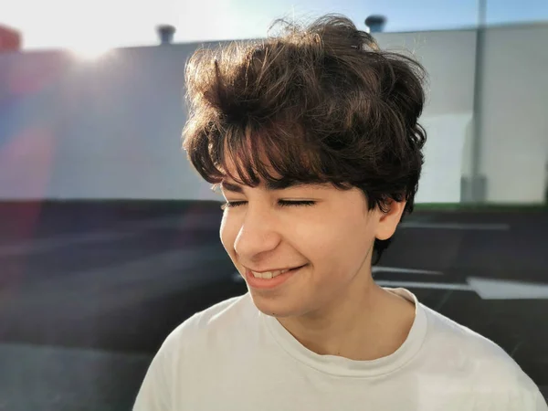 Ένα Πορτραίτο Ενός Έφηβου Αγοριού Που Ποζάρει Χαρούμενα — Φωτογραφία Αρχείου