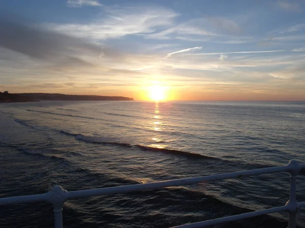 缓缓可见海浪的放松海面和日落 — 图库照片