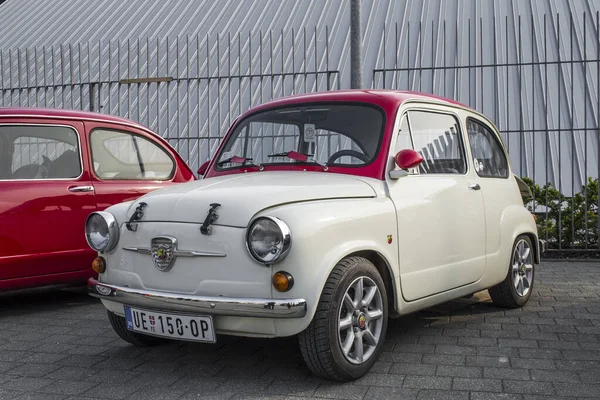 Beau Cliché Une Fiat 600 Blanche Sur Exposition Voitures Classiques — Photo