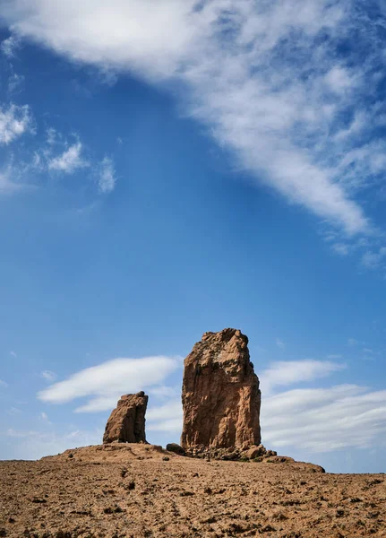 스페인 카나리아 의푸른 하늘을 배경으로 수직적 — 스톡 사진