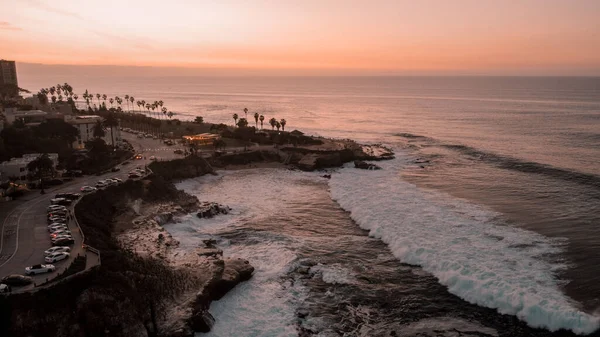 Una Vista Aerea Delle Onde Dell Oceano Che Colpiscono Costa — Foto Stock