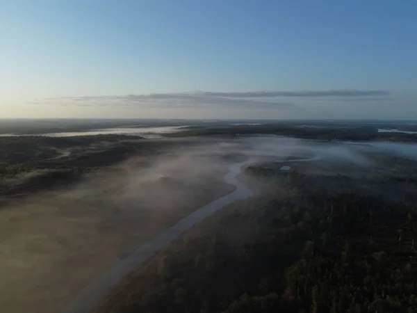 川と森の空中霧景 — ストック写真