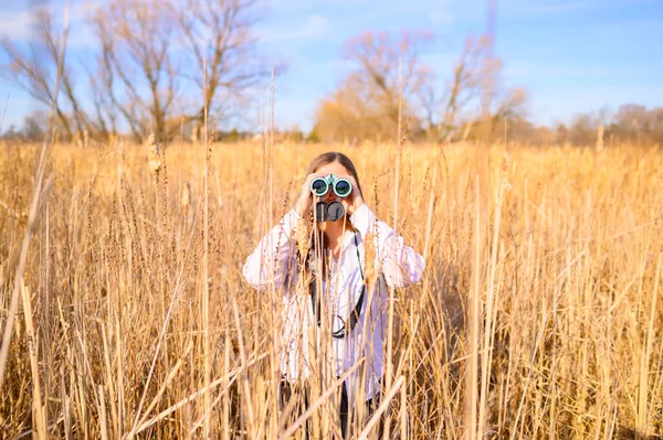 Profile Woman Looking Side Blue Binoculars Standing Field Cat Tails — Stock Photo, Image