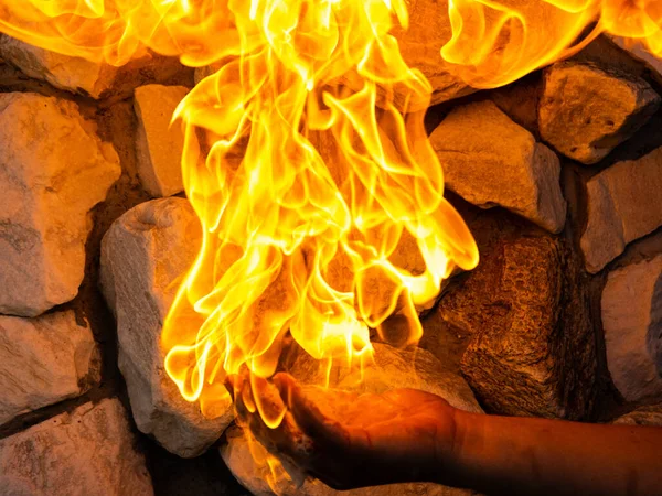 Zbliżenie Płonących Płomieni Ognia Wierzchu Ręki Mężczyzny Trzymającego Się Blisko — Zdjęcie stockowe