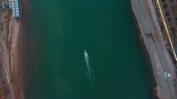 浮在水面上的一艘船的航拍 — 图库照片