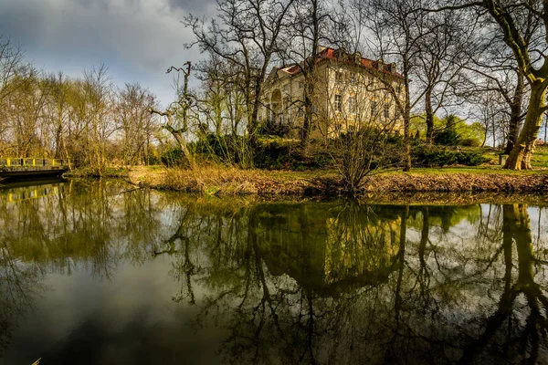 Blick Auf Einen Teich Der Ein Wohnhaus Und Blattlose Bäume — Stockfoto