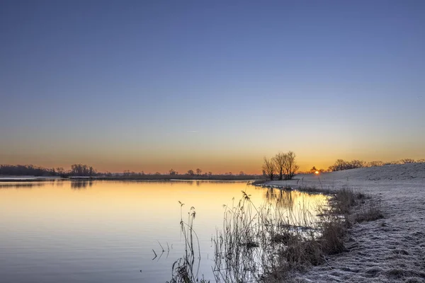 Küçük Gölet Üzerinde Parlak Bir Günbatımı Manzarası Hafif Karla Kaplı — Stok fotoğraf
