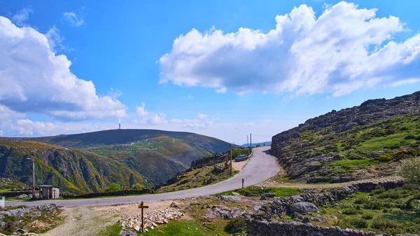 Uma Estrada Montanha Arouca Com Colinas Portugal Num Céu Nublado — Fotografia de Stock