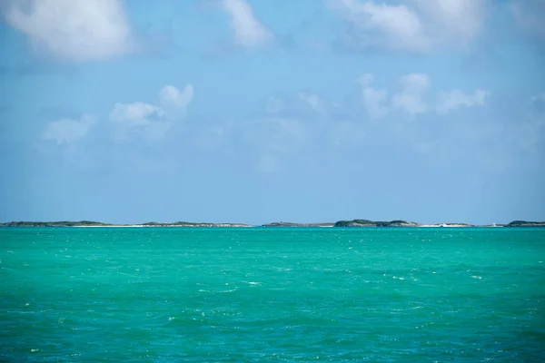 Hermoso Tiro Agua Mar Turquesa Cielo Azul Perfecto —  Fotos de Stock