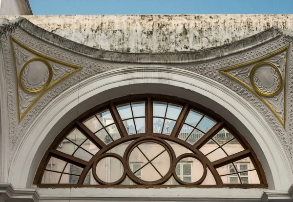 Ein Halbkreisförmiges Fenster Mit Holzrahmenlinien Einem Gebäude Vintage Stil — Stockfoto