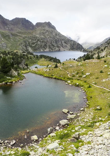 Pyrenean Haute路线长途远足小径上一条小河的垂直截图 — 图库照片