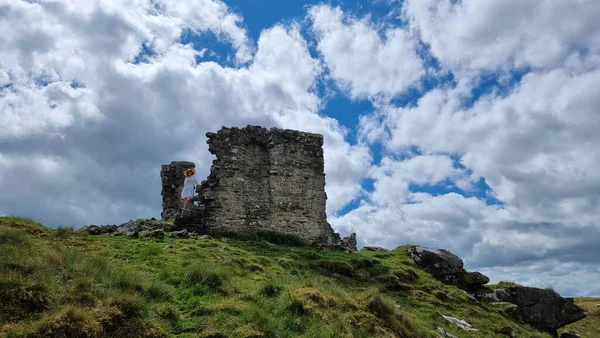 Schöne Aufnahme Eines Rothley Schlosses Mit Grünem Gras Und Blauem — Stockfoto