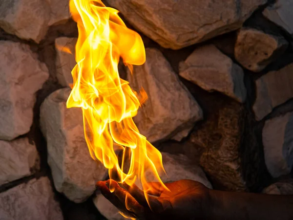 Zbliżenie Płonących Płomieni Ognia Wierzchu Ręki Mężczyzny Trzymającego Się Blisko — Zdjęcie stockowe
