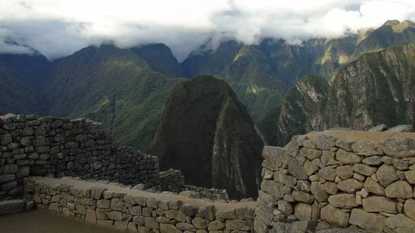 Pohled Starou Kamennou Bariéru Pozadí Horských Štítů Machu Picchu Mracích — Stock fotografie