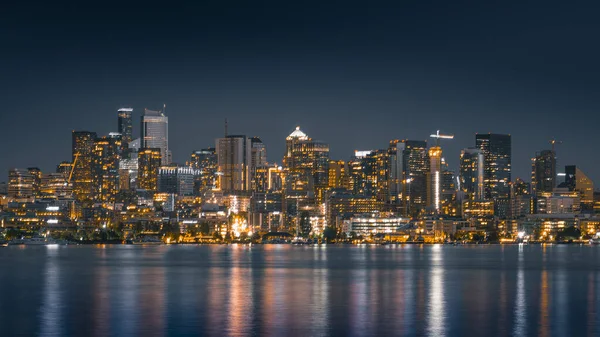 Boston Binaları Nın Karanlık Gökyüzünün Altındaki Suyu Yansıtan Gece Manzarası — Stok fotoğraf