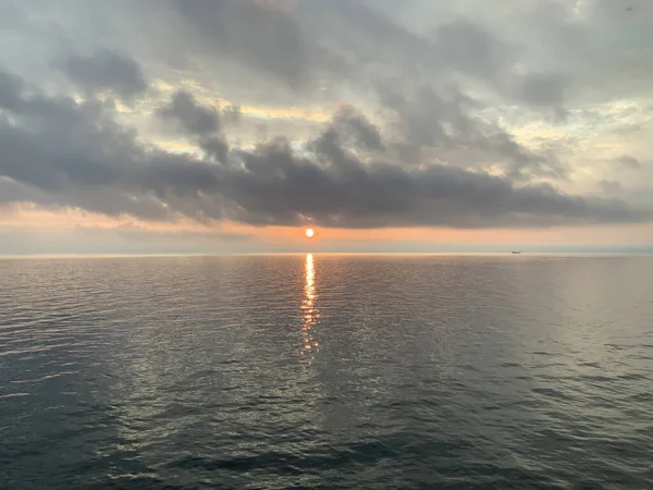 Una Vista Panorámica Vasto Océano Durante Puesta Del Sol Fondo — Foto de Stock