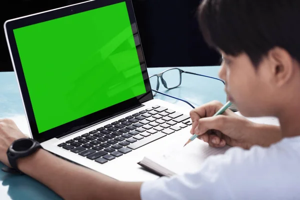 Schoolkind Zoek Naar Groen Scherm Laptop Schrijven Notebook — Stockfoto