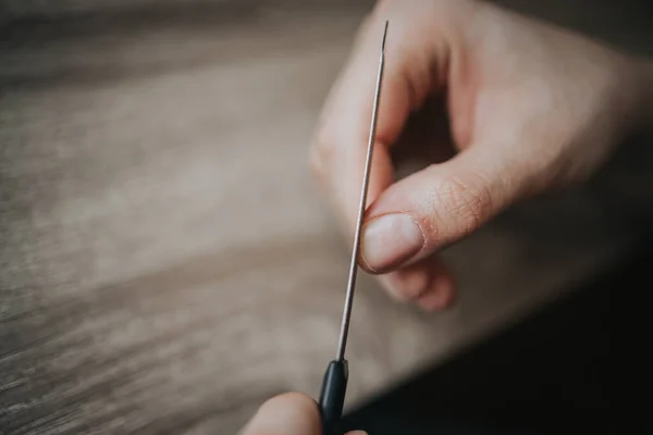 Close Mão Uma Mulher Como Ela Corrige Suas Unhas Com — Fotografia de Stock