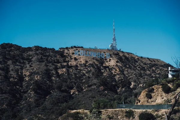 Låg Vinkel Bild Hollywood Sign Med Radiotornet Mount Lee Den — Stockfoto