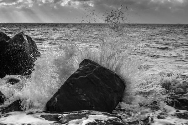 Серая Волна Разбивающая Скалы — стоковое фото
