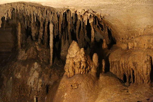 Une Vue Intérieur Une Grotte Aux Formations Abstraites — Photo