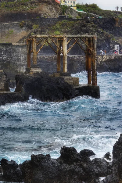 Een Verticaal Shot Van Een Van Hout Constructie Garachico Haven — Stockfoto