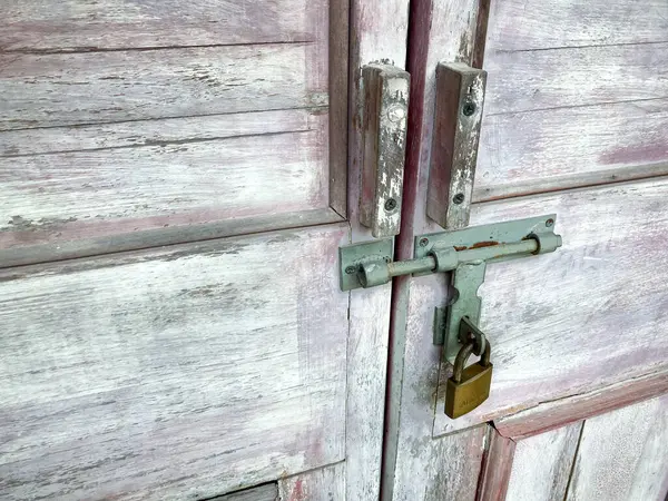 木製の門の上に古い錠のクローズアップショット — ストック写真