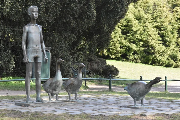 Ein Schöner Blick Auf Den Jungen Und Gänse Skulpturen Park — Stockfoto